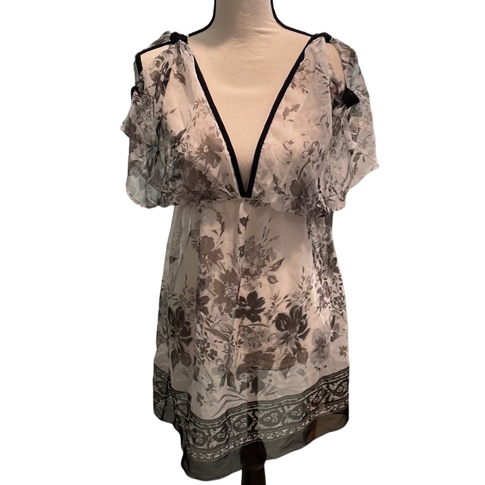 Trac sheer cold shoulder empire waist top. Black/white. Size small.